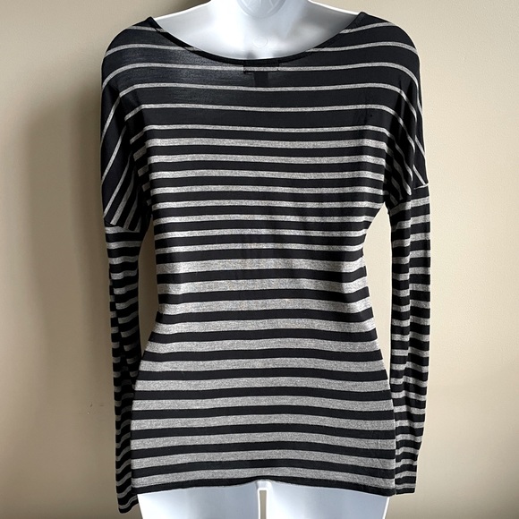 Like New Decorative Button Shoulders - Picture 3 of 6